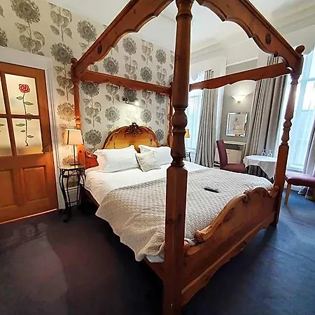 Holmwood House Guest
